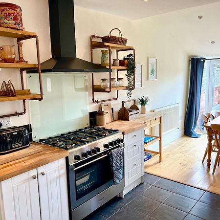 Spacious Victorian Townhouse With Cathedral Views 링컨 외부 사진