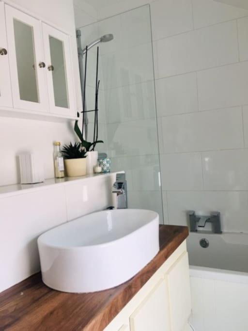 Spacious Victorian Townhouse With Cathedral Views 링컨 외부 사진